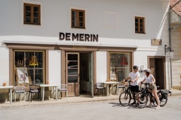Vorderansicht Hotel mit 2 Radfahrern