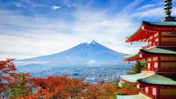 Japanischer Tempel im Vordergrund, Vulkan Fujama im Hintergrund