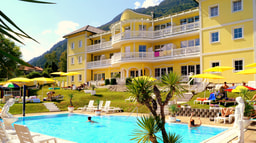 Hotelansicht außen mit Blick auf Pool