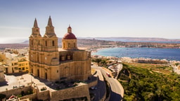 Melliah Kirche mit Blick über Mellieha Bay