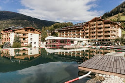 Hotelgebäude Außenansicht mit Naturpool