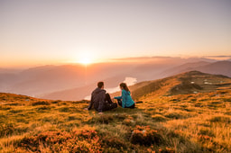 Pärchen beim Wandern in den Bergen
