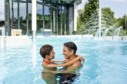 Pärchen im Pool