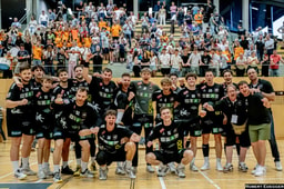 Handballmannschaft der HSG Holding Graz feiert gemeinsam vor vollen Zuschauerrängen in der Grazer Sporthalle.