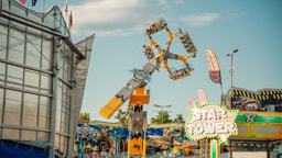Fahrgeschäft aus dem Vergnügungspark
