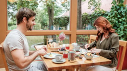 Mann und Frau beim Frühstück