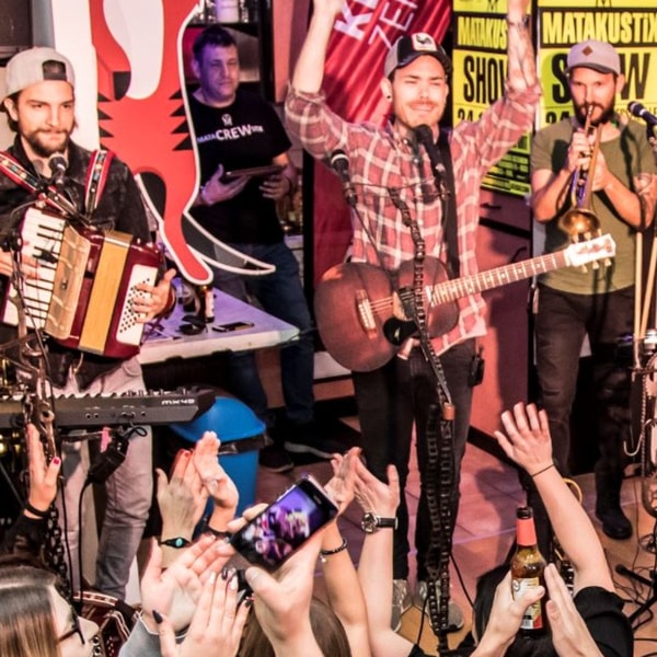 "Es gheat anfoch mehr g'schmust": Wenn Matakustix das Wohnzimmer rocken 