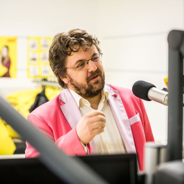 (k)ein Wahlpodcast: Bernhard Zebedin über Schenkelklopfer und schrille Outfits