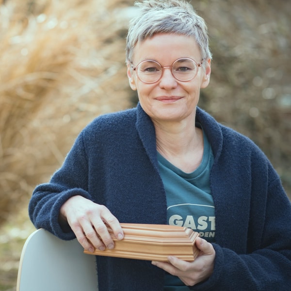„Die Särge sollten offen bleiben“: Im Gespräch mit der Bestatterin und Psychologin Christine Pernlochner-Kügler