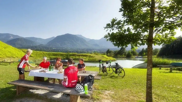 Radfahrer an einem See
