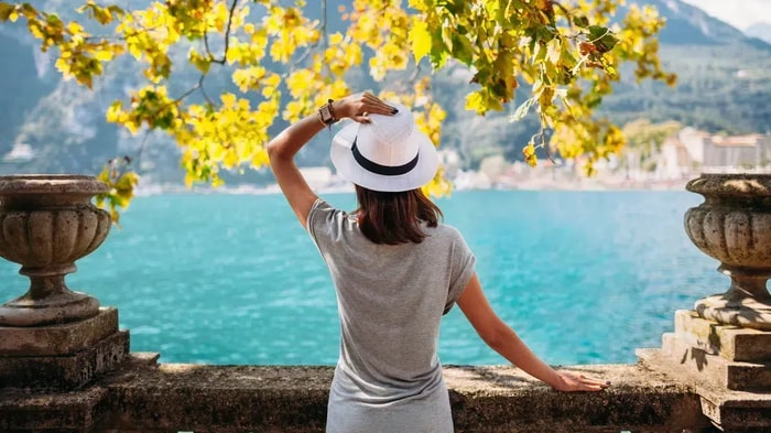 Frau vor dem herbstlichen Gardasee
