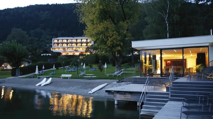 Seehotel Hoffmann von außen in der Dämmerung