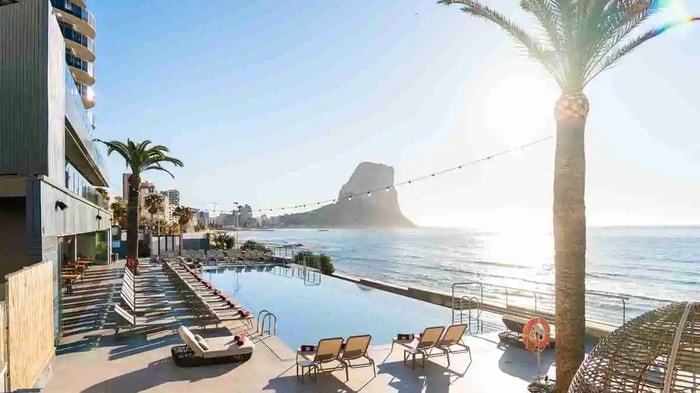 Hotelansicht mit Pool und Blick auf die Costa Blanca