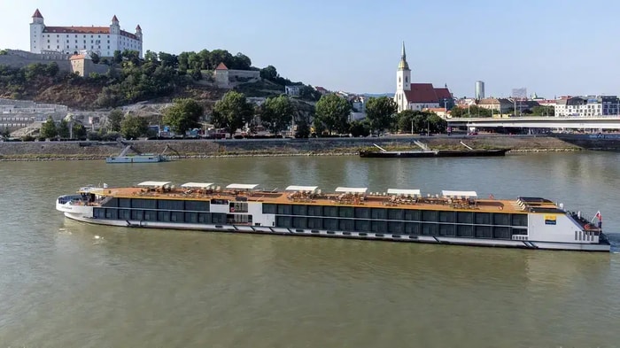Kreuzfahrtschiff auf der Donau