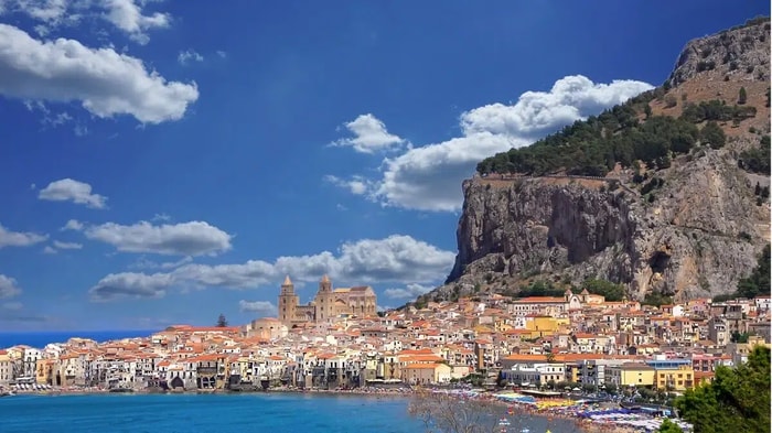 Anischt von Palermo mit Strand und Felsen