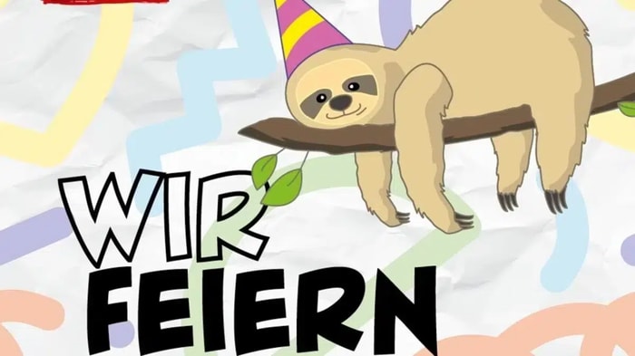 Faultier liegt auf einem Ast mit einem Partyhut auf