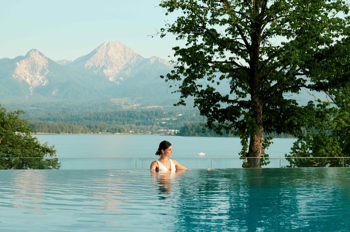 Frau im Pool
