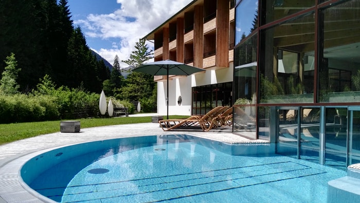 Außenansicht Hotel mit Pool