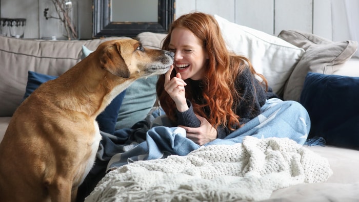 Frau mit Hund auf der Couch