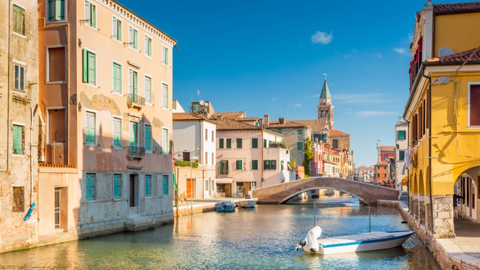 Kirche hinter einer Brücke, Fluss durch die Stadt Chioggia