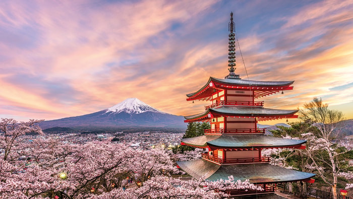 Tempel in Japan vor dem Mount Fuji