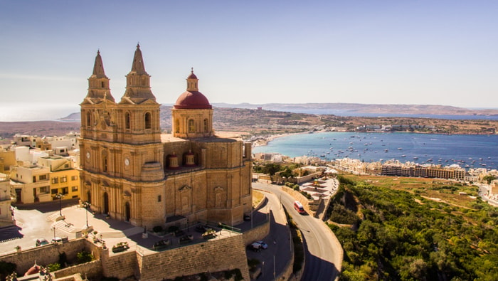 Melliah Kirche mit Blick über Mellieha Bay
