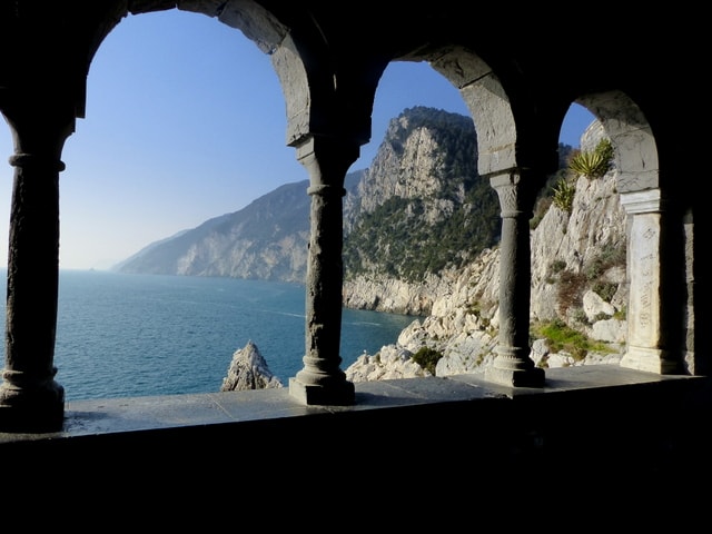 Säulen vor dem Meer in Ligurien