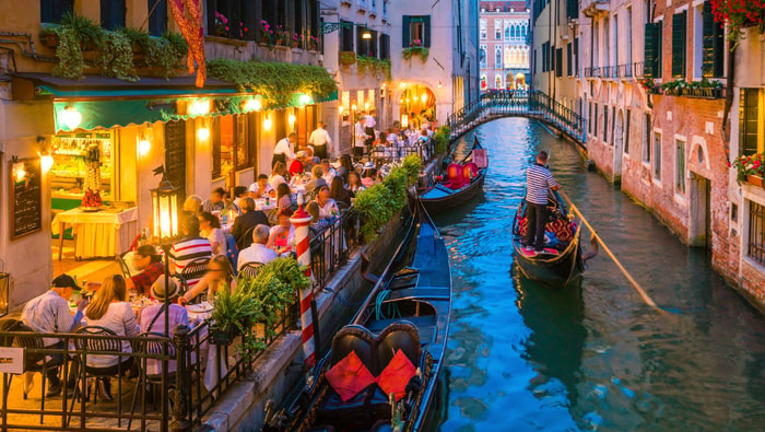 Boote im Kanal von Venedig