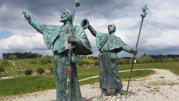 Zwei Männerstatuen in Bronze in Santiago de Compostella