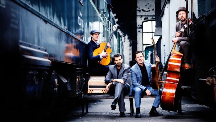 Bild der Band auf einem Bahnhof
