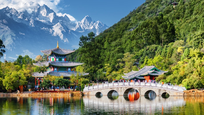 Tempel und Brücke in Yunnan