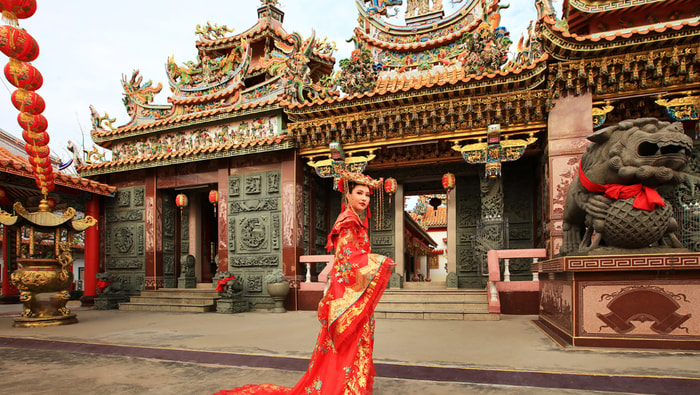 Chinesische Frau vor Tempel