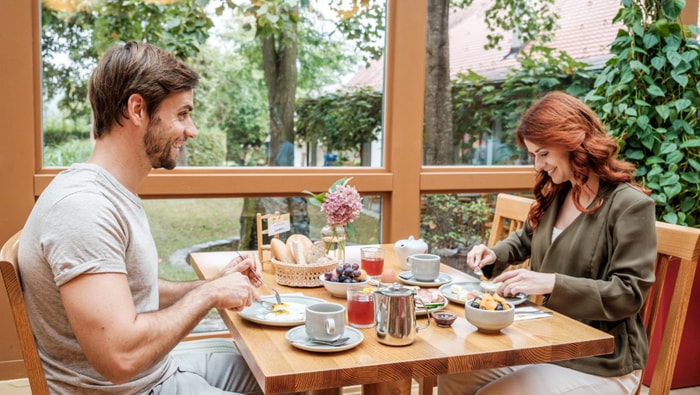 Mann und Frau beim Frühstück