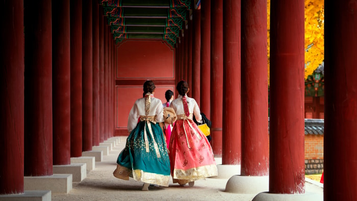 Südkoreanische Frauen von hinten in traditioneller Tracht